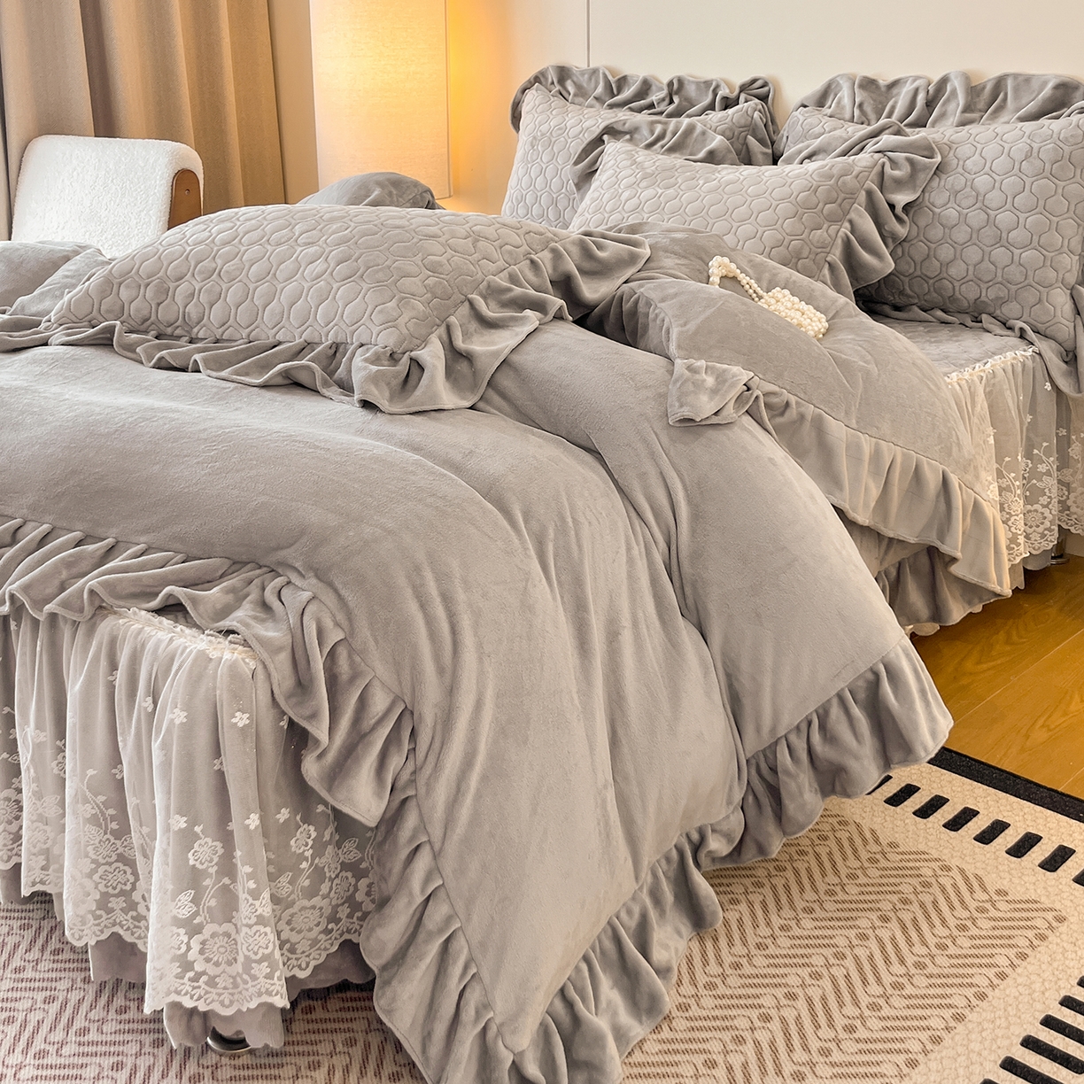 91家纺网 家纺一手货源 找家纺 （总）民新家纺 2025新款牛奶绒花边床裙四件套