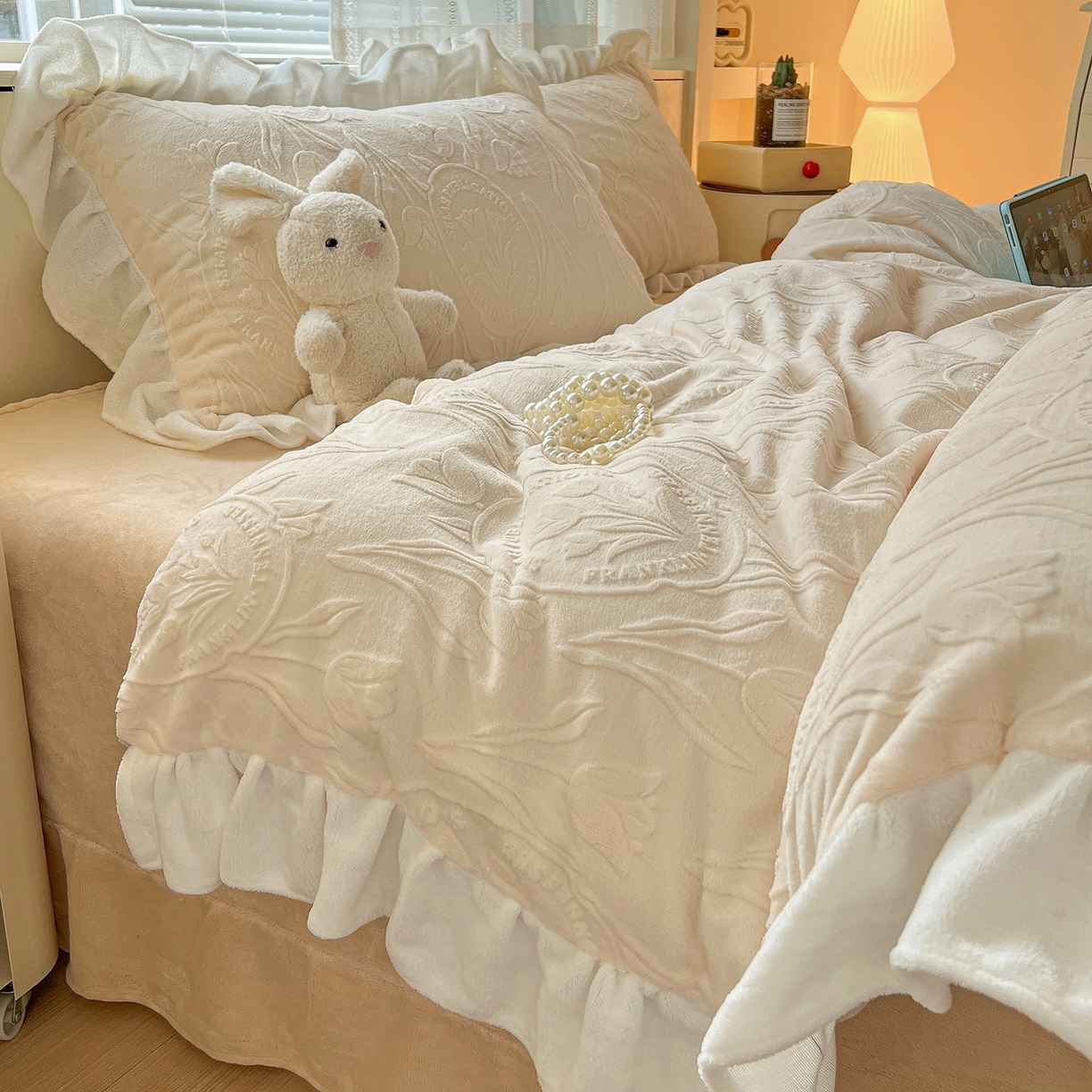 91家纺网 家纺一手货源 找家纺 亿梵家居 2025新款法式花边款A类5D牛奶绒立体雕花四件套（提供买家秀） 花边款-郁金香-奶油白