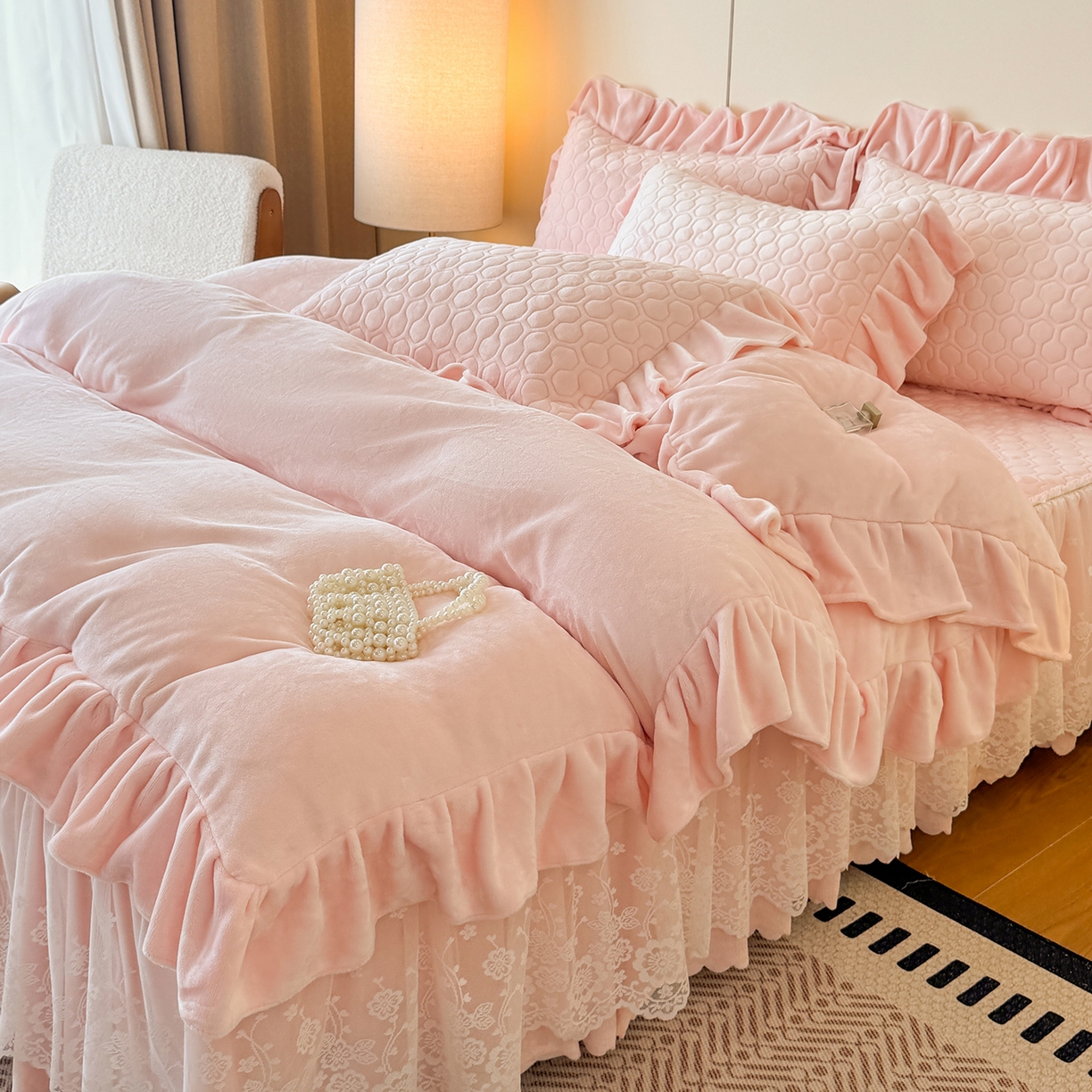 91家纺网 家纺一手货源 找家纺 （总）民新家纺 2025新款牛奶绒花边床裙四件套