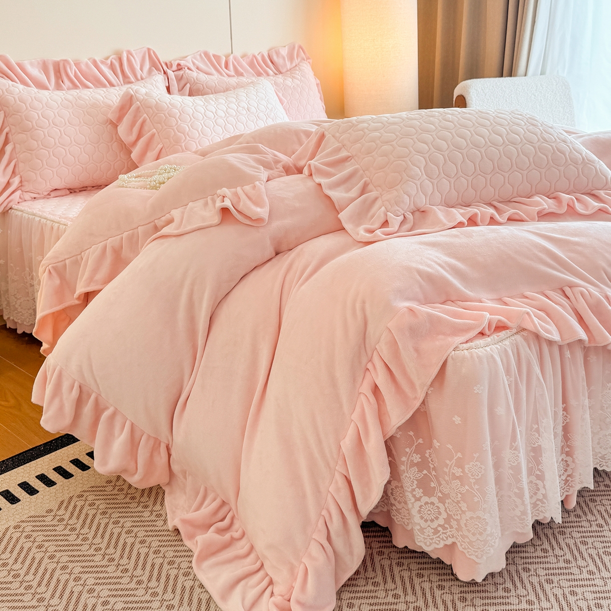 91家纺网 家纺一手货源 找家纺 （总）民新家纺 2025新款牛奶绒花边床裙四件套