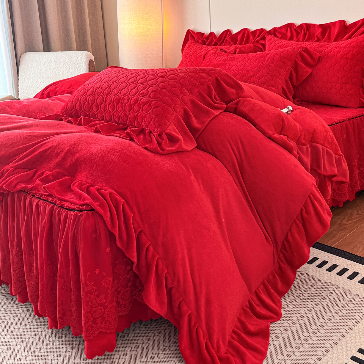 91家纺网 家纺一手货源 找家纺 （总）民新家纺 2025新款牛奶绒花边床裙四件套