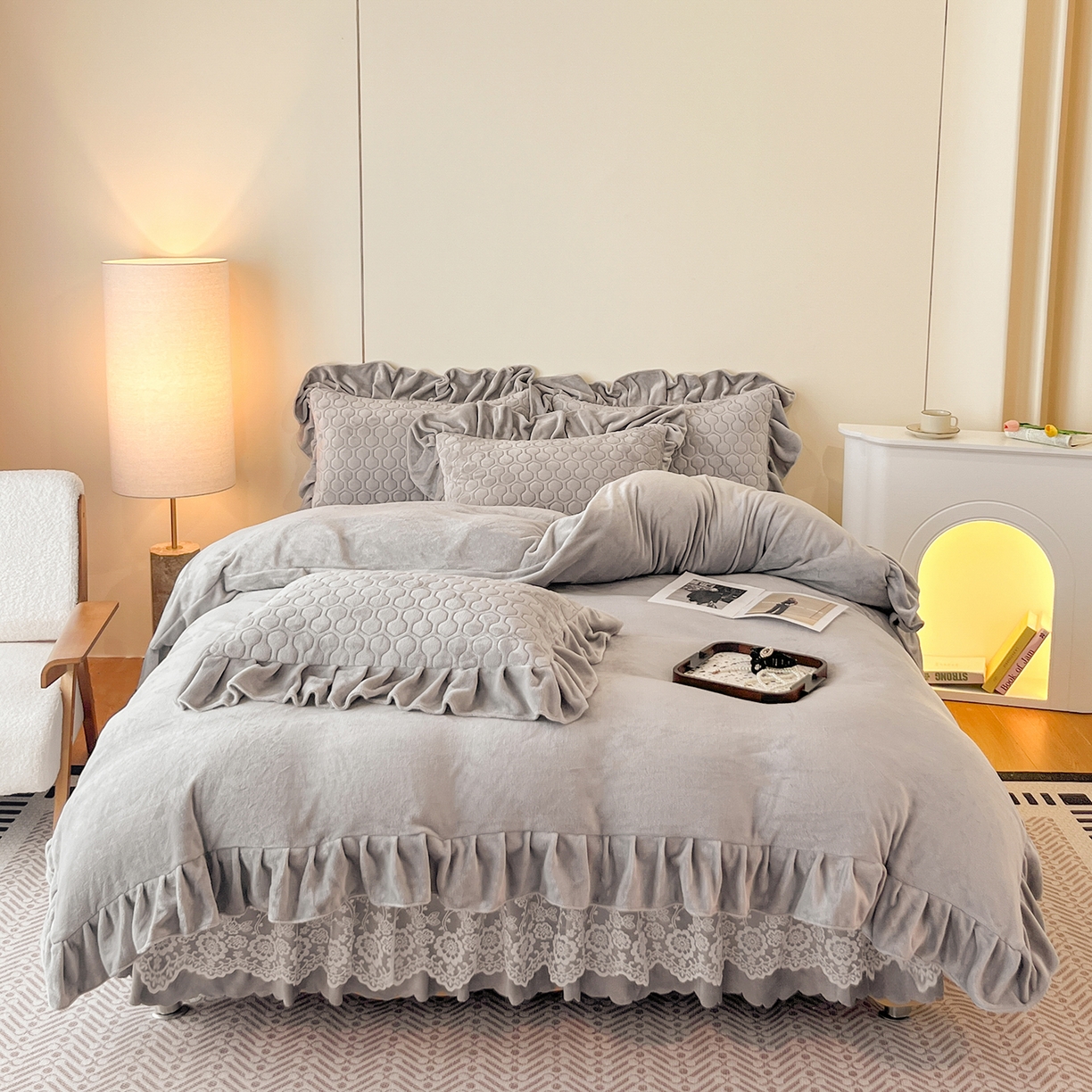 91家纺网 家纺一手货源 找家纺 民新家纺 2025新款牛奶绒花边床裙四件套 浪漫时光-灰