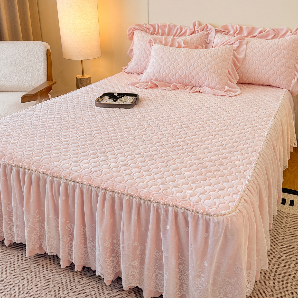 91家纺网 家纺一手货源 找家纺 （总）民新家纺 2025新款牛奶绒花边床裙四件套