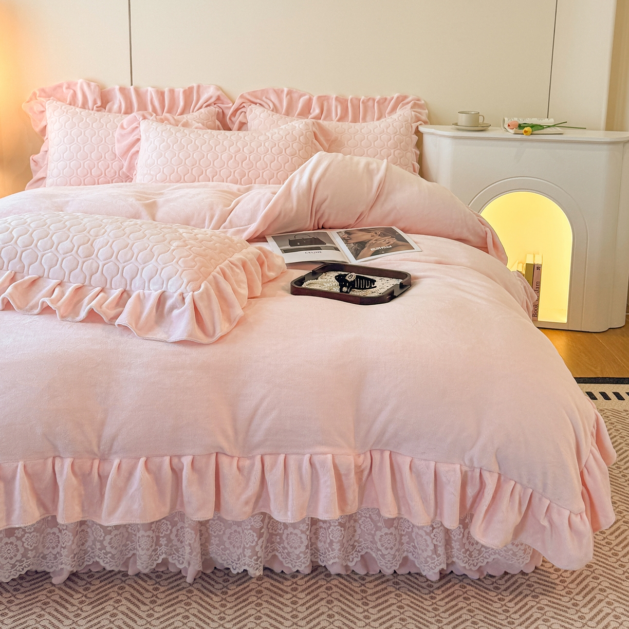 91家纺网 家纺一手货源 找家纺 民新家纺 2025新款牛奶绒花边床裙四件套 浪漫时光-浅粉