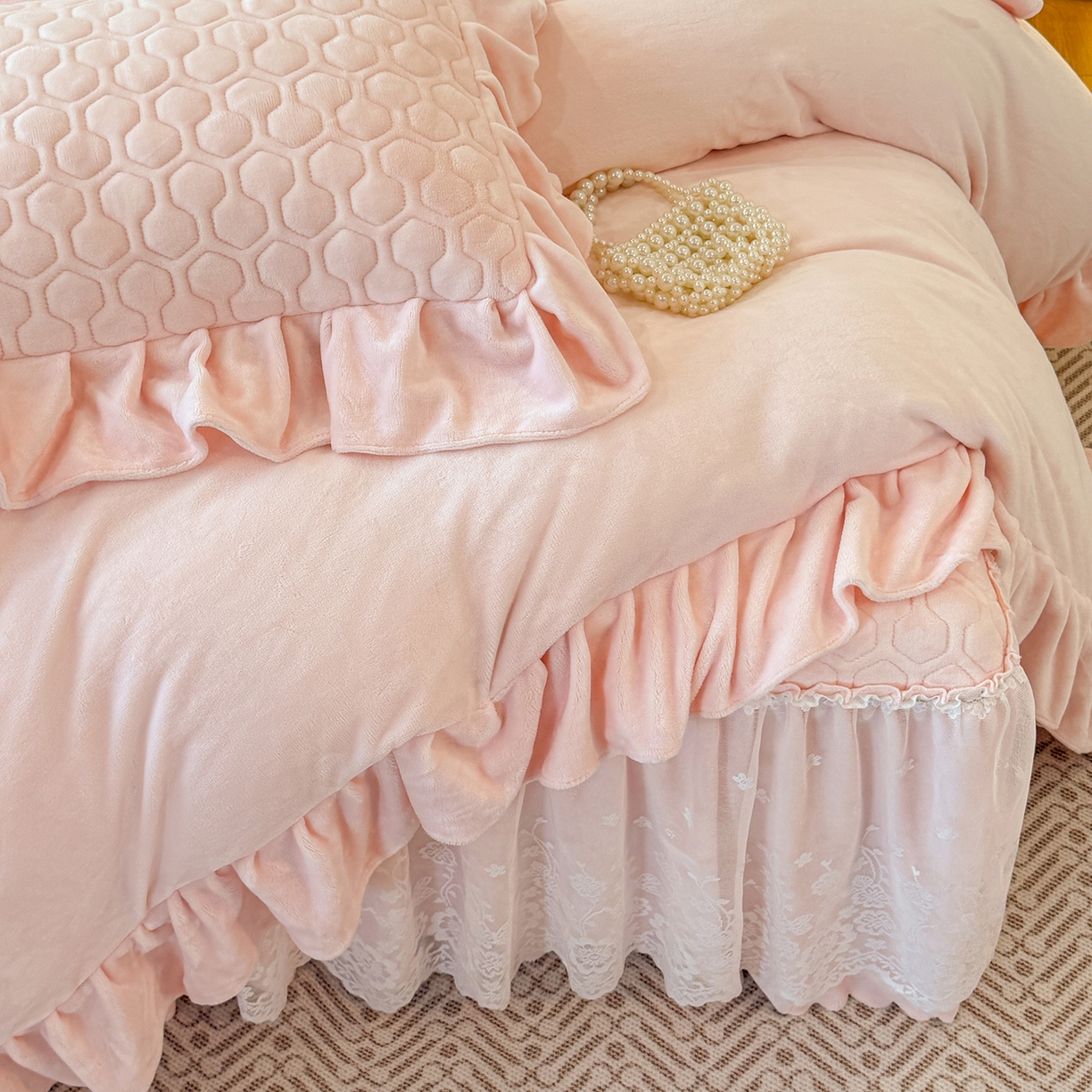 91家纺网 家纺一手货源 找家纺 民新家纺 2025新款牛奶绒花边床裙四件套 浪漫时光-浅粉