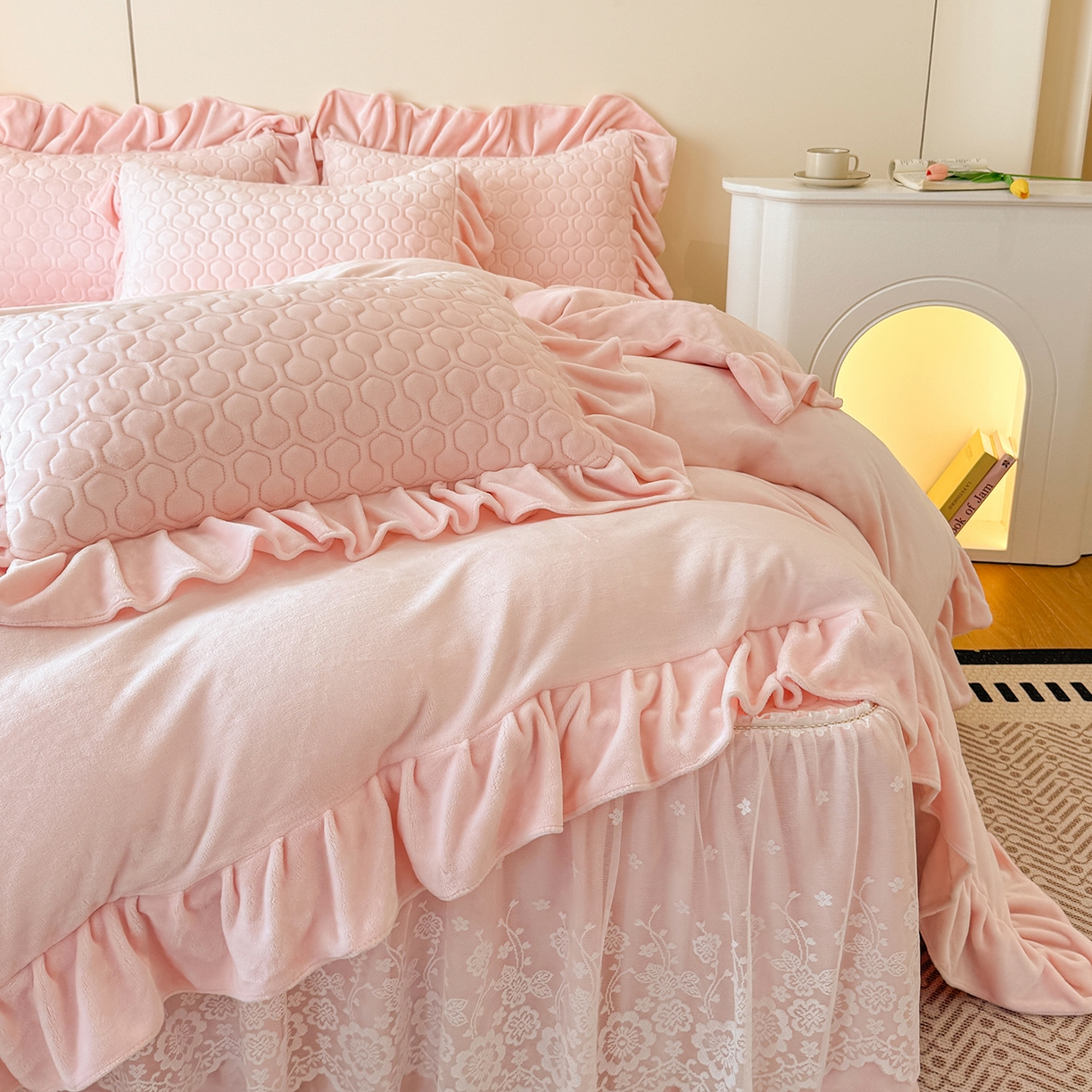 91家纺网 家纺一手货源 找家纺 民新家纺 2025新款牛奶绒花边床裙四件套 浪漫时光-浅粉