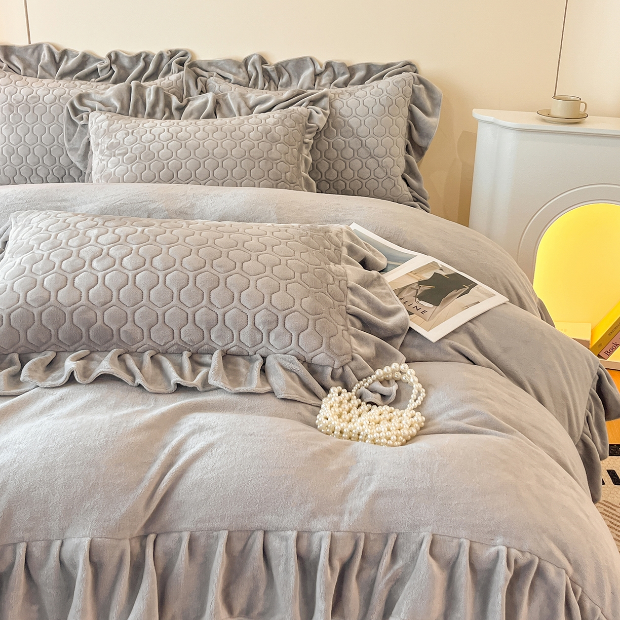 91家纺网 家纺一手货源 找家纺 民新家纺 2025新款牛奶绒花边床裙四件套 浪漫时光-灰