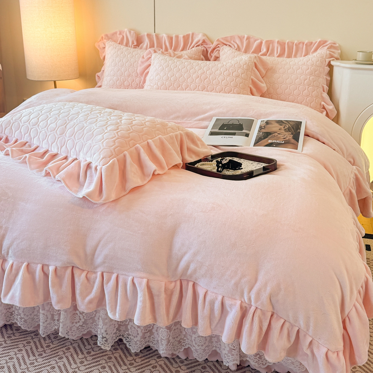 91家纺网 家纺一手货源 找家纺 民新家纺 2025新款牛奶绒花边床裙四件套 浪漫时光-浅粉