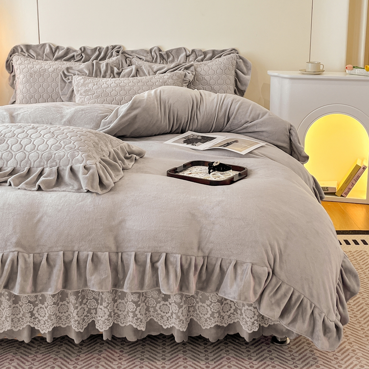 91家纺网 家纺一手货源 找家纺 民新家纺 2025新款牛奶绒花边床裙四件套 浪漫时光-灰