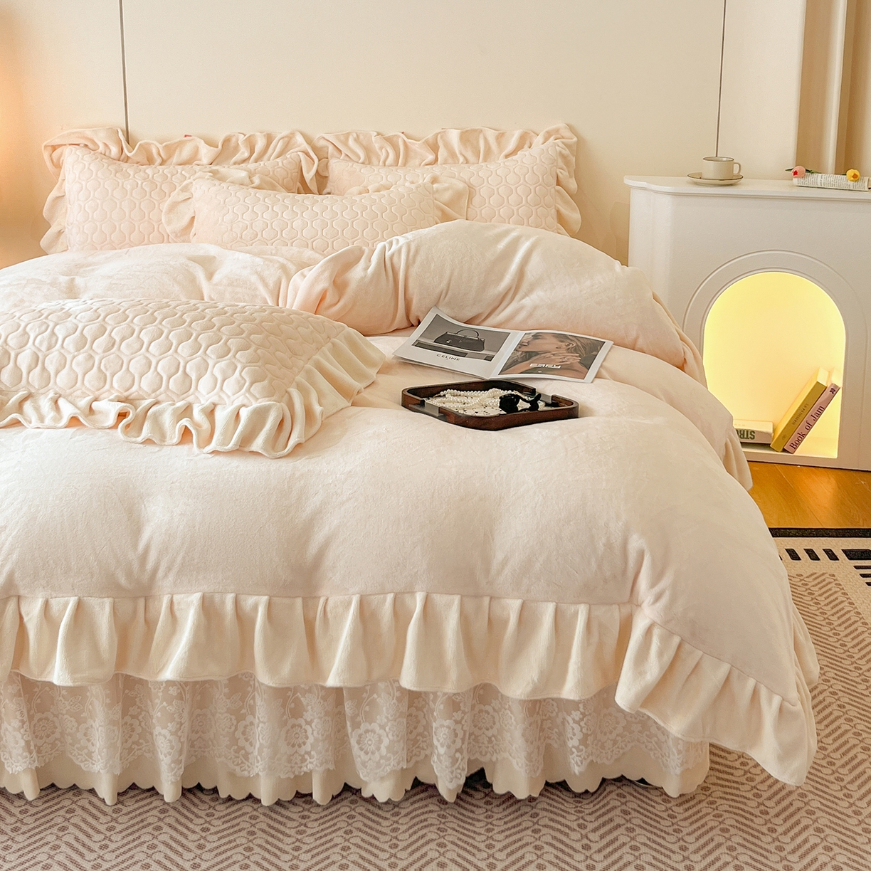 91家纺网 家纺一手货源 找家纺 民新家纺 2025新款牛奶绒花边床裙四件套 浪漫时光-浅米黄