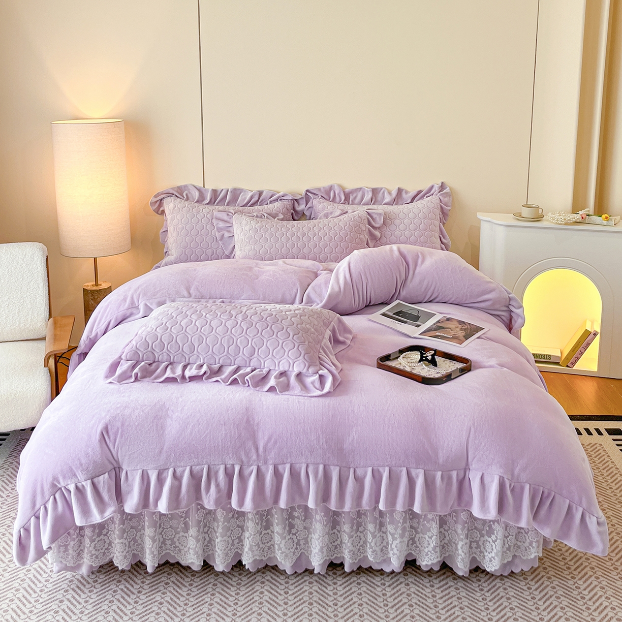 91家纺网 家纺一手货源 找家纺 民新家纺 2025新款牛奶绒花边床裙四件套 浪漫时光-浅紫