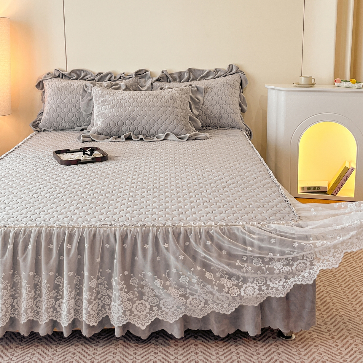 91家纺网 家纺一手货源 找家纺 民新家纺 2025新款牛奶绒花边床裙四件套 浪漫时光-灰