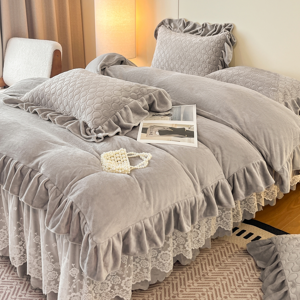 91家纺网 家纺一手货源 找家纺 民新家纺 2025新款牛奶绒花边床裙四件套 浪漫时光-灰