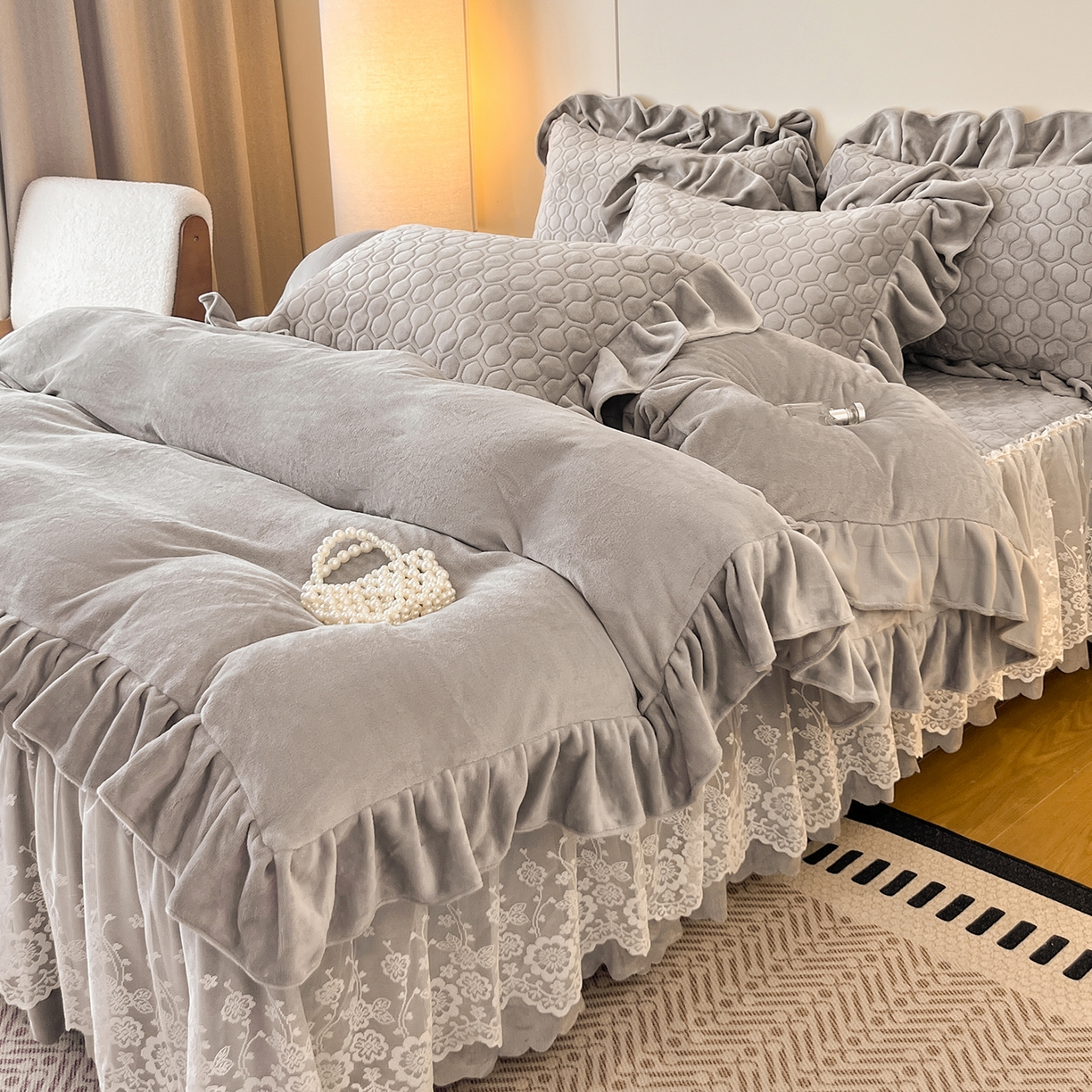 91家纺网 家纺一手货源 找家纺 民新家纺 2025新款牛奶绒花边床裙四件套 浪漫时光-灰