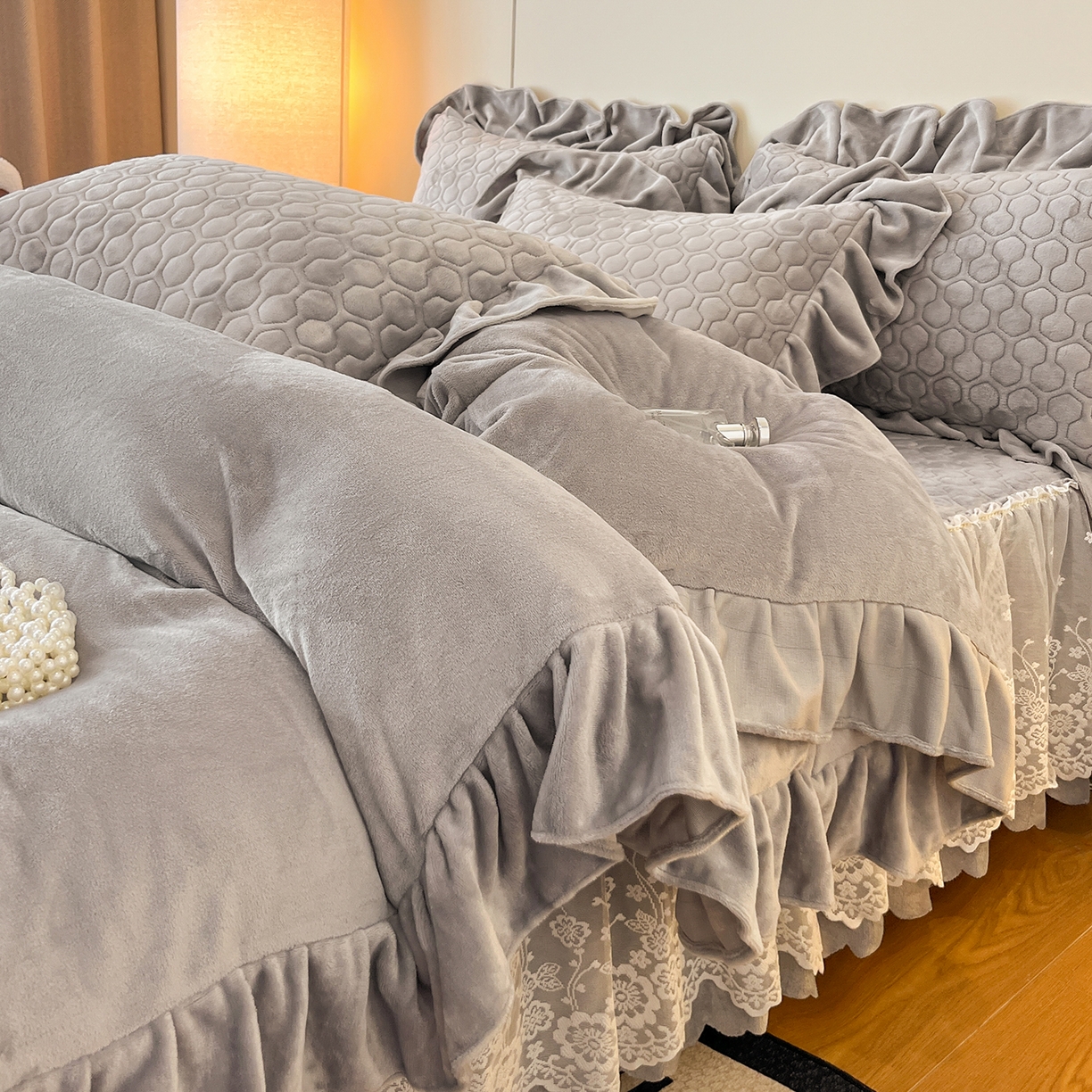 91家纺网 家纺一手货源 找家纺 民新家纺 2025新款牛奶绒花边床裙四件套 浪漫时光-灰