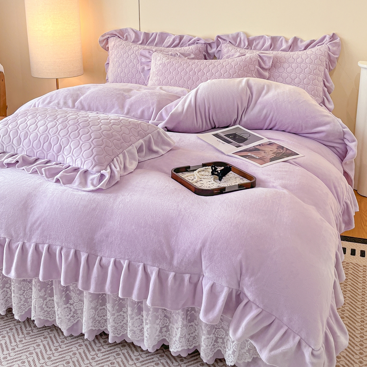 91家纺网 家纺一手货源 找家纺 民新家纺 2025新款牛奶绒花边床裙四件套 浪漫时光-浅紫