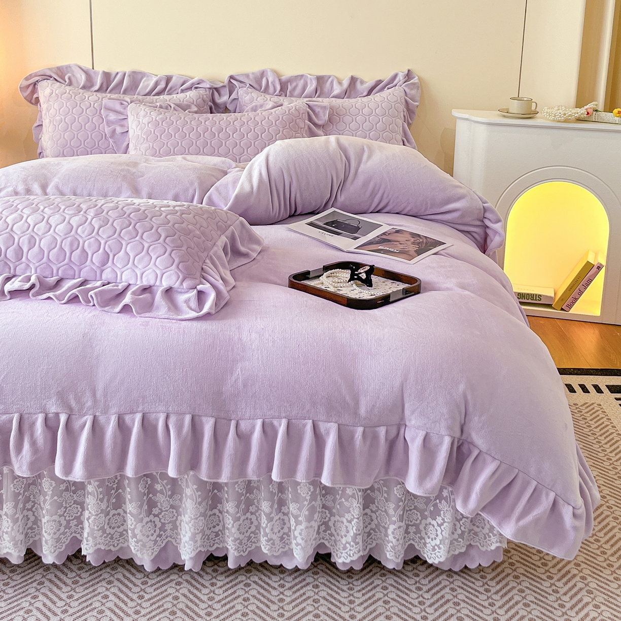 91家纺网 家纺一手货源 找家纺 民新家纺 2025新款牛奶绒花边床裙四件套 浪漫时光-浅紫