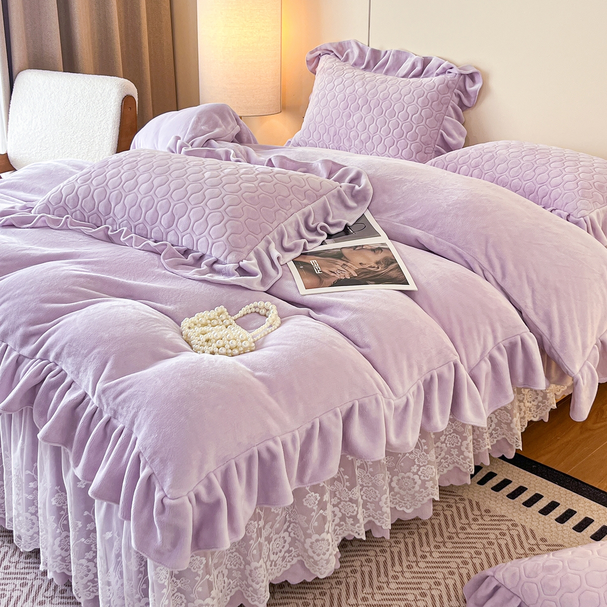 91家纺网 家纺一手货源 找家纺 民新家纺 2025新款牛奶绒花边床裙四件套 浪漫时光-浅紫