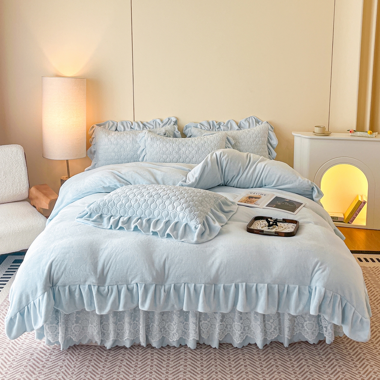 91家纺网 家纺一手货源 找家纺 民新家纺 2025新款牛奶绒花边床裙四件套 浪漫时光-浅蓝