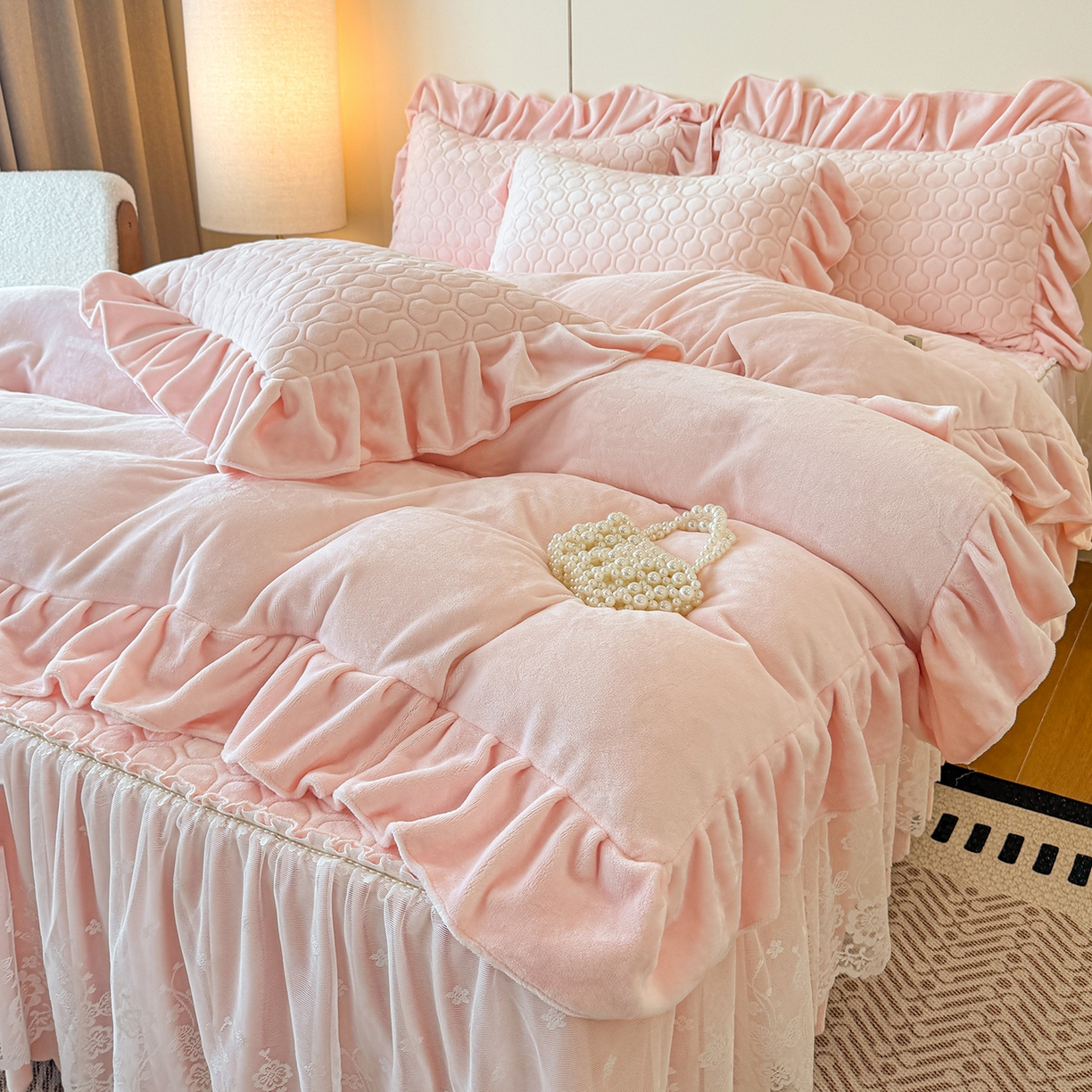 91家纺网 家纺一手货源 找家纺 民新家纺 2025新款牛奶绒花边床裙四件套 浪漫时光-浅粉