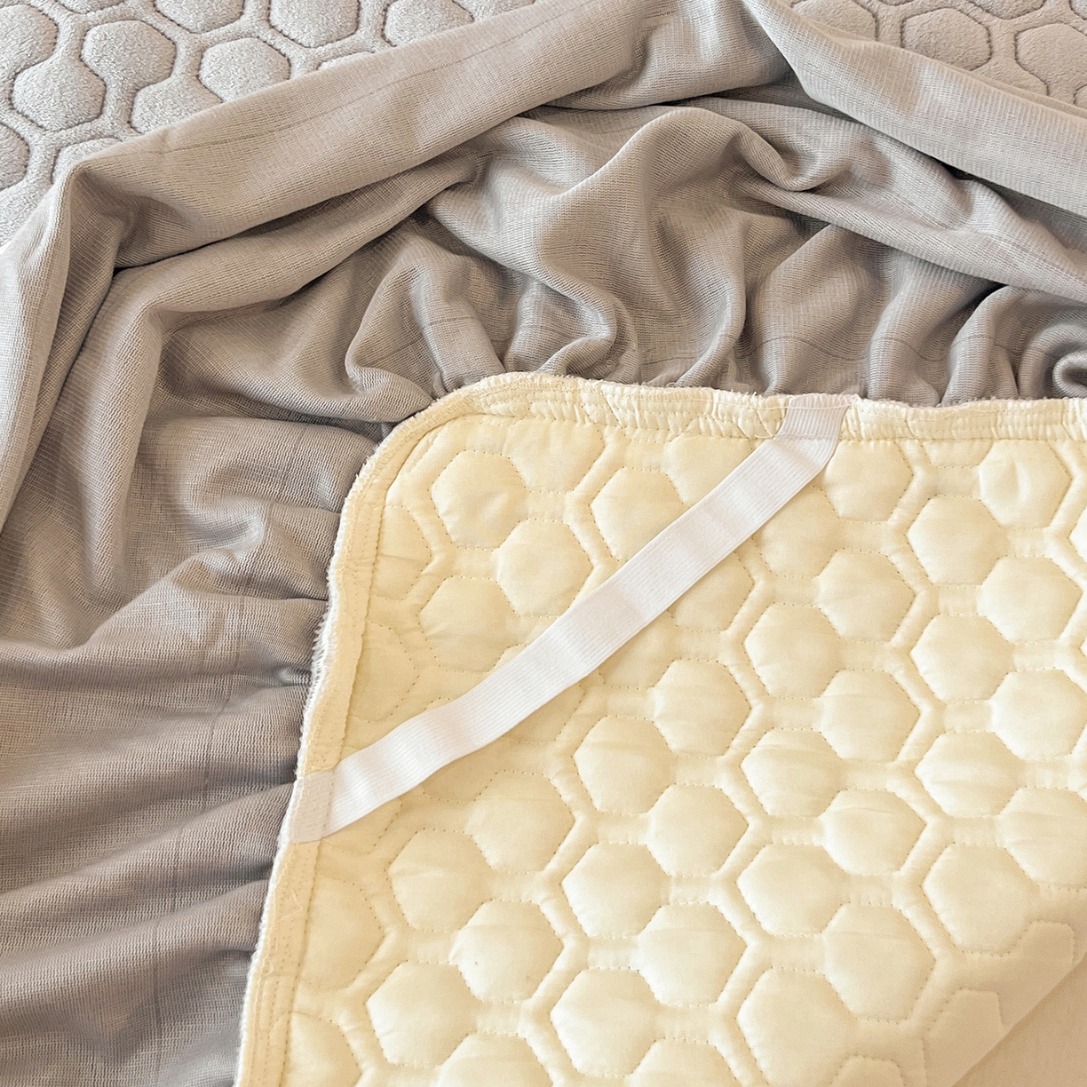 91家纺网 家纺一手货源 找家纺 民新家纺 2025新款牛奶绒花边床裙四件套 浪漫时光-灰