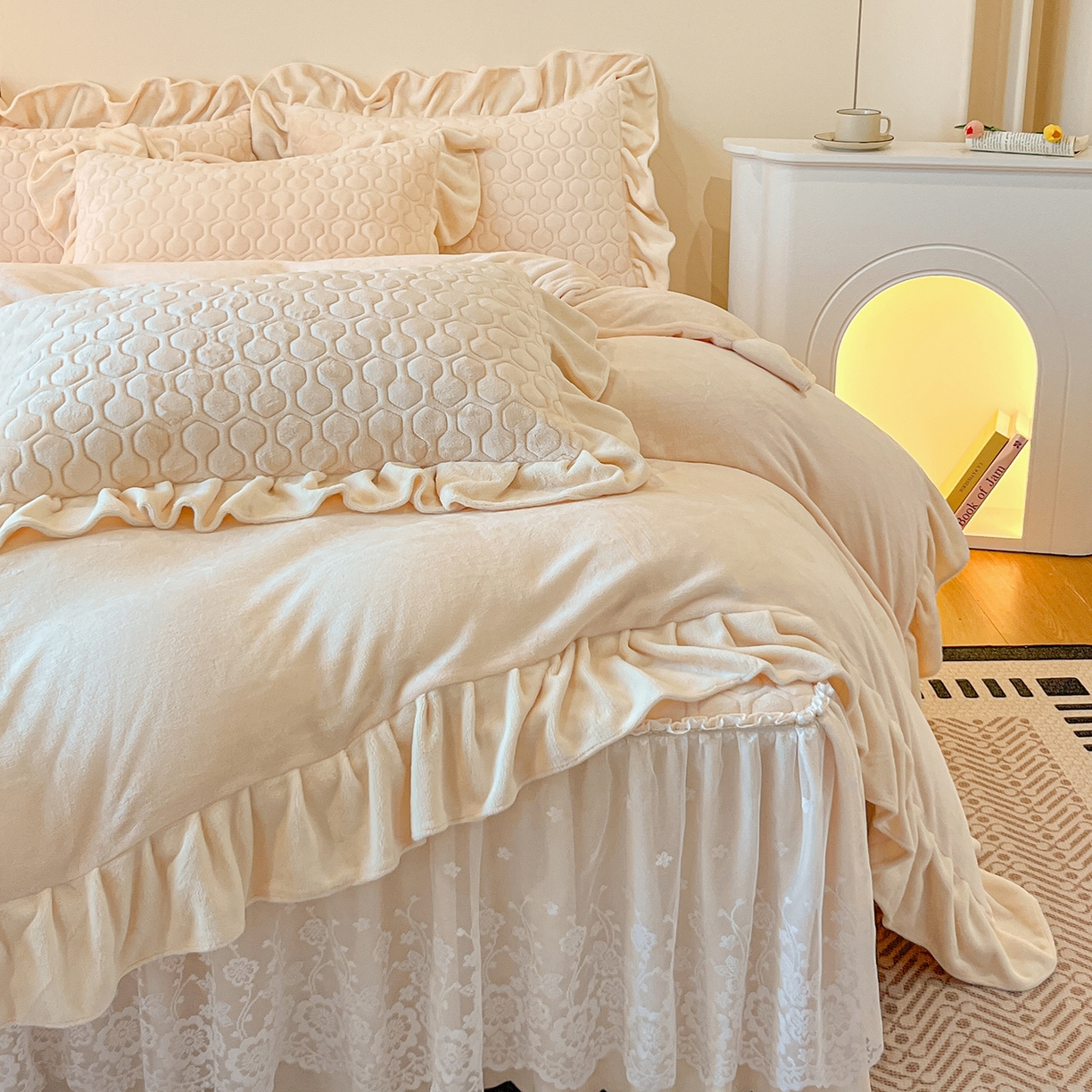 91家纺网 家纺一手货源 找家纺 民新家纺 2025新款牛奶绒花边床裙四件套 浪漫时光-浅米黄