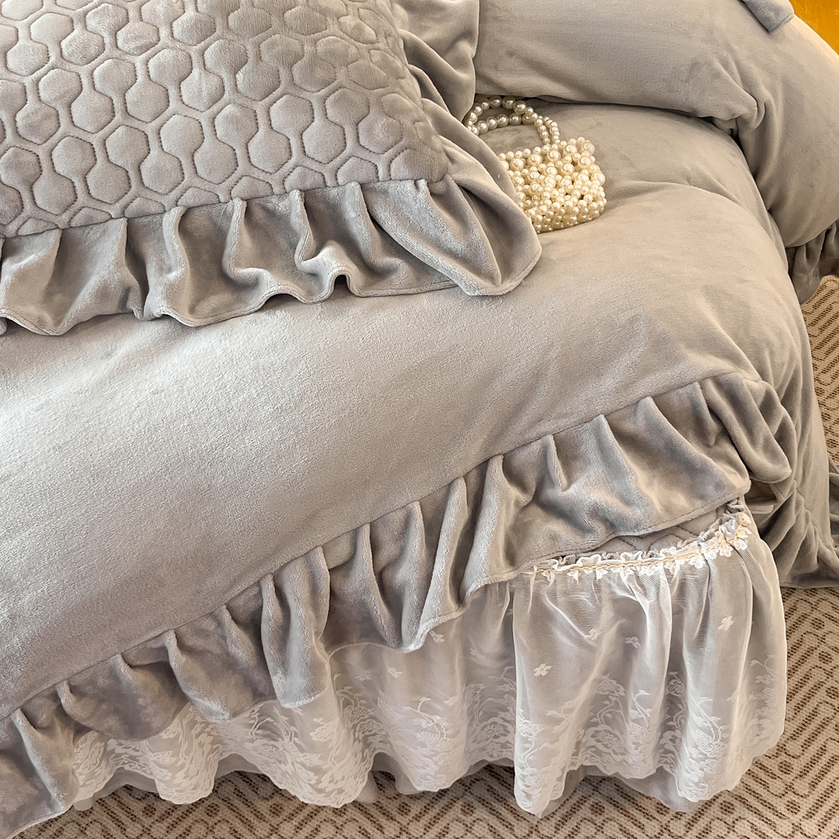 91家纺网 家纺一手货源 找家纺 民新家纺 2025新款牛奶绒花边床裙四件套 浪漫时光-灰