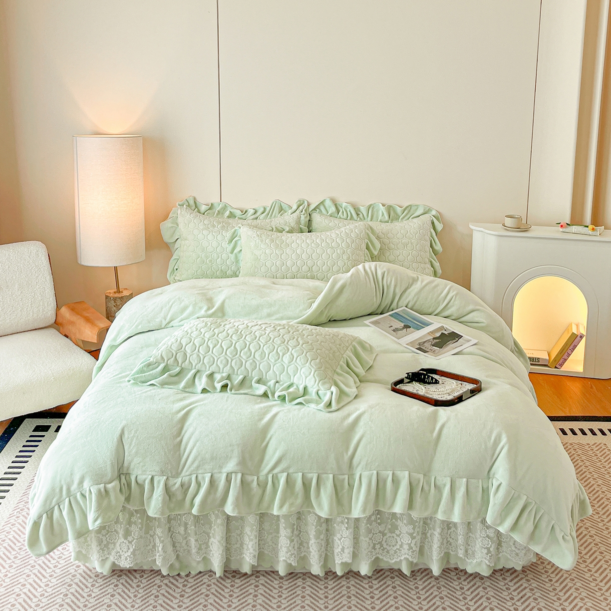 91家纺网 家纺一手货源 找家纺 民新家纺 2025新款牛奶绒花边床裙四件套 浪漫时光-浅绿