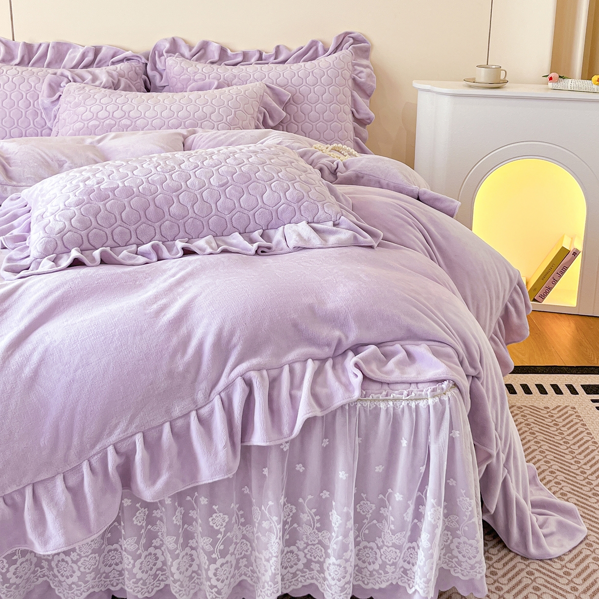 91家纺网 家纺一手货源 找家纺 民新家纺 2025新款牛奶绒花边床裙四件套 浪漫时光-浅紫