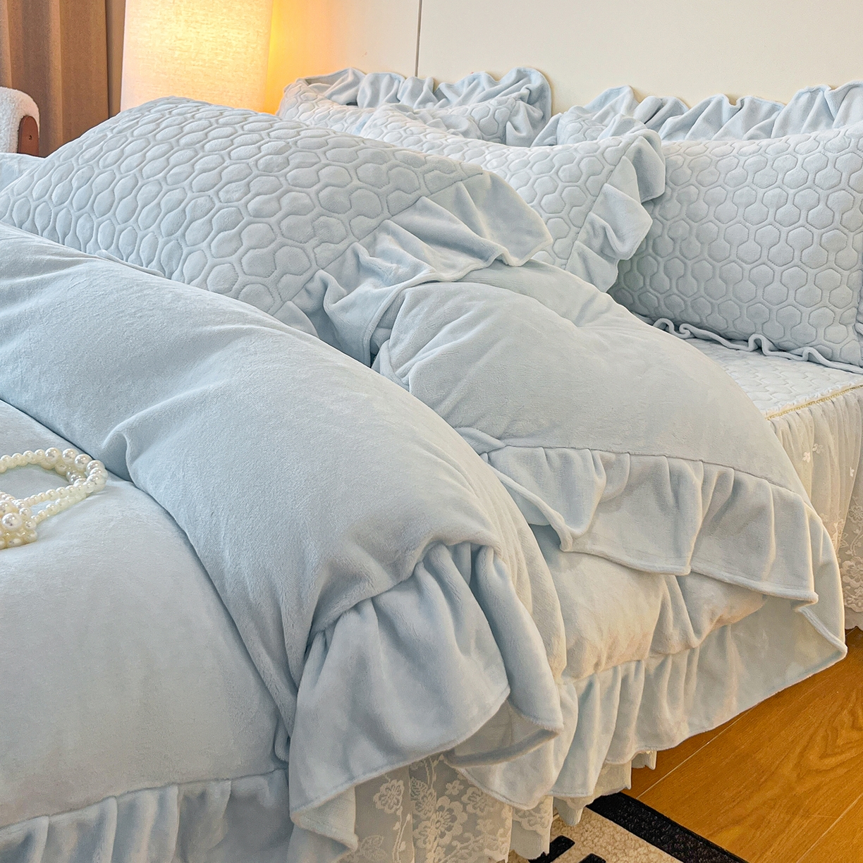 91家纺网 家纺一手货源 找家纺 民新家纺 2025新款牛奶绒花边床裙四件套 浪漫时光-浅蓝