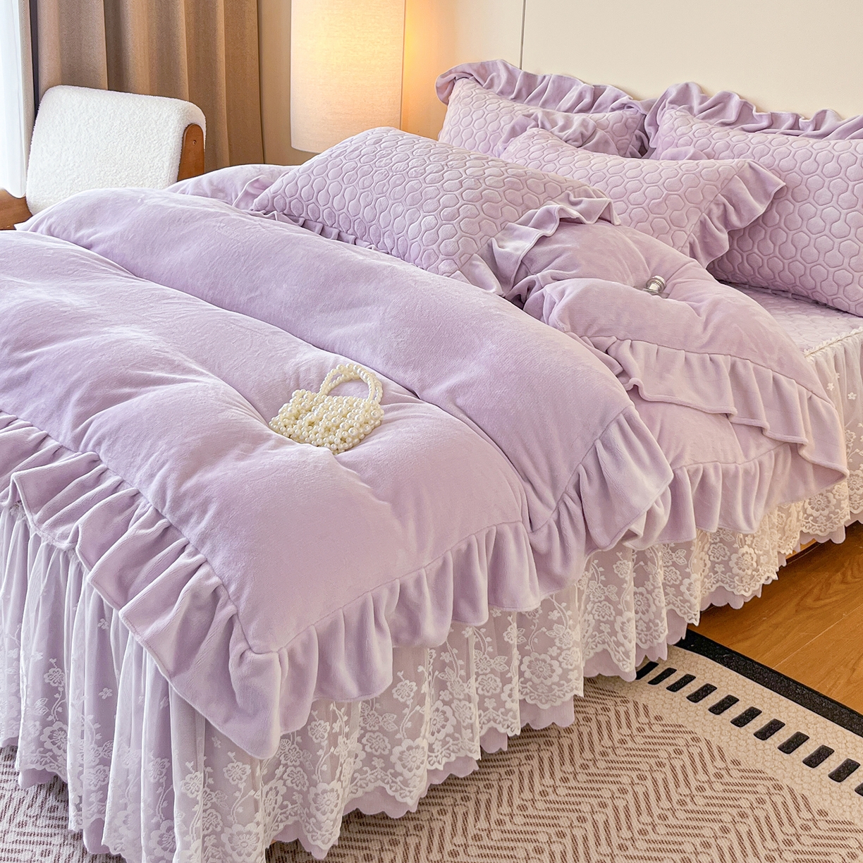 91家纺网 家纺一手货源 找家纺 民新家纺 2025新款牛奶绒花边床裙四件套 浪漫时光-浅紫