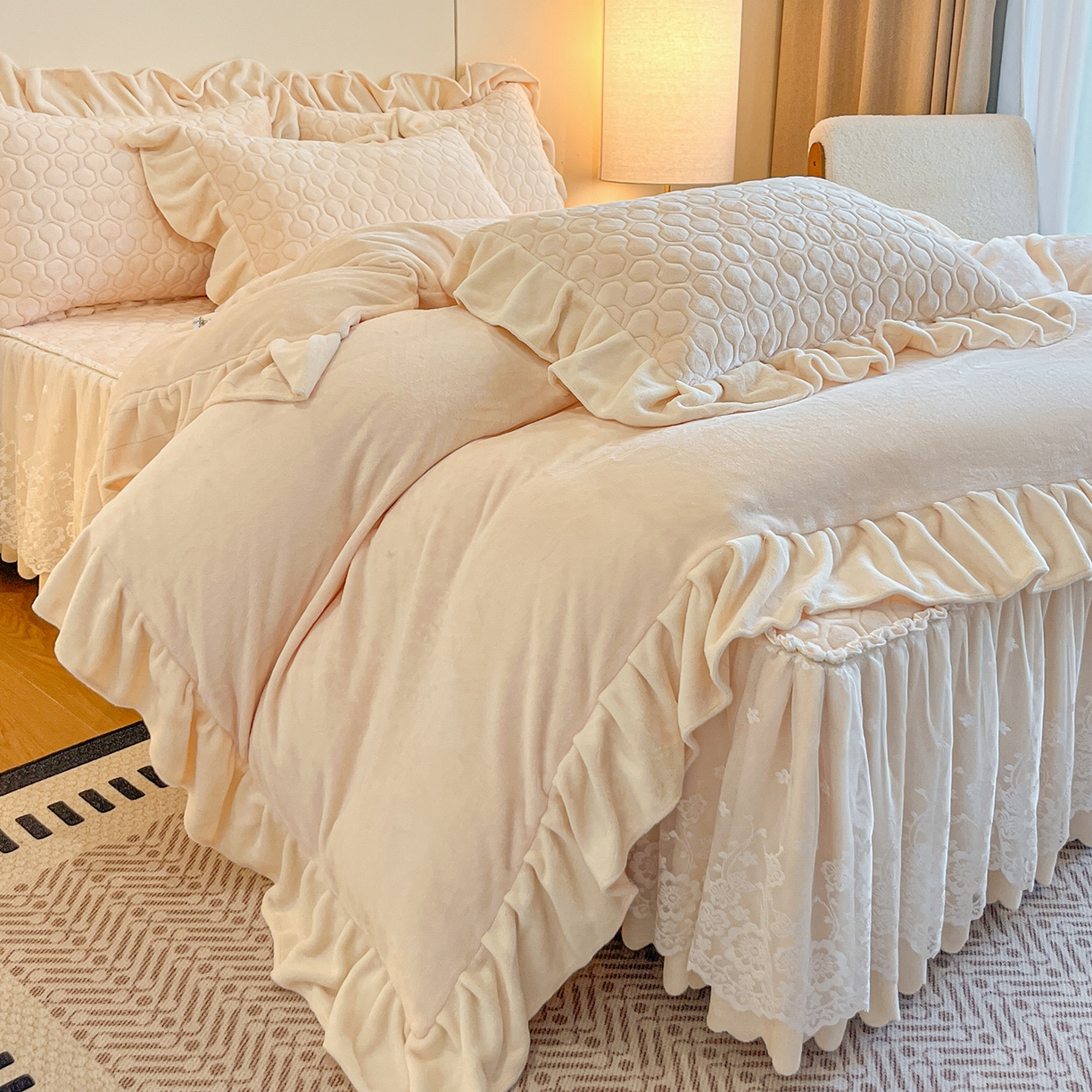 91家纺网 家纺一手货源 找家纺 民新家纺 2025新款牛奶绒花边床裙四件套 浪漫时光-浅米黄