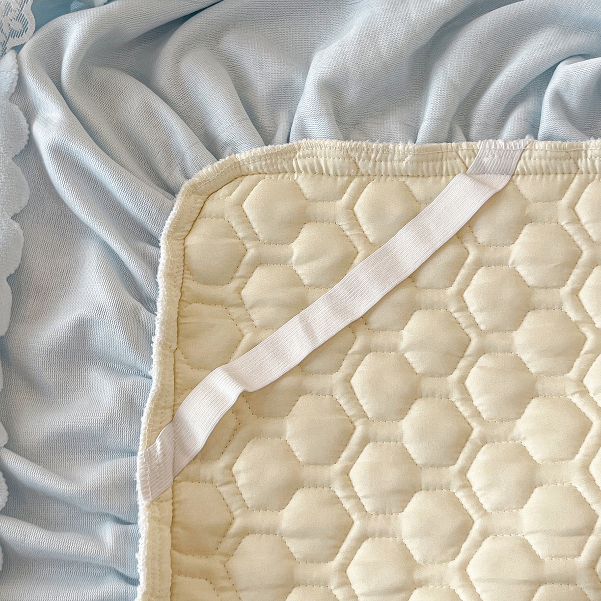 91家纺网 家纺一手货源 找家纺 民新家纺 2025新款牛奶绒花边床裙四件套 浪漫时光-浅蓝