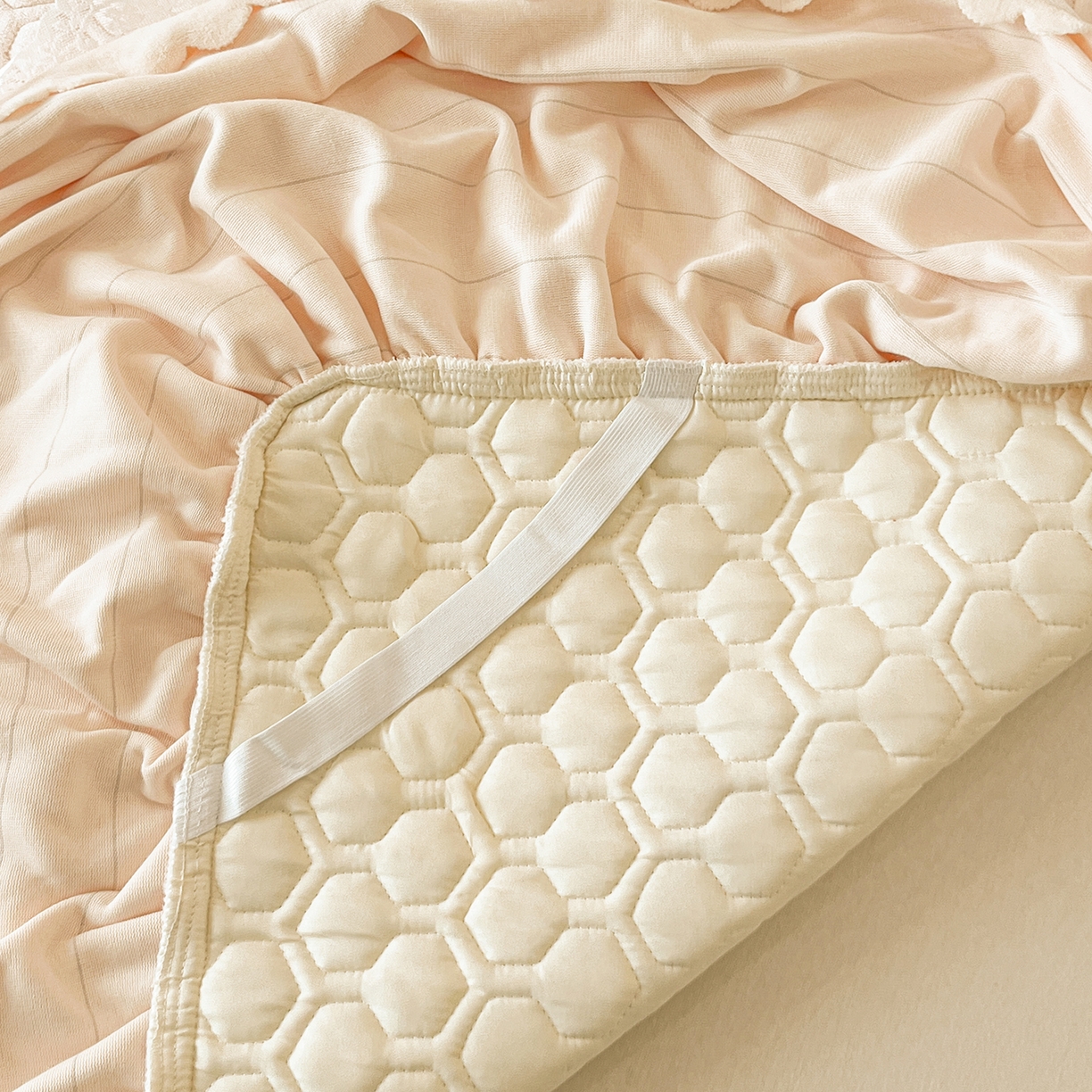 91家纺网 家纺一手货源 找家纺 民新家纺 2025新款牛奶绒花边床裙四件套 浪漫时光-浅米黄