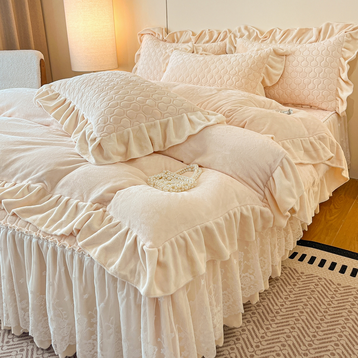 91家纺网 家纺一手货源 找家纺 民新家纺 2025新款牛奶绒花边床裙四件套 浪漫时光-浅米黄