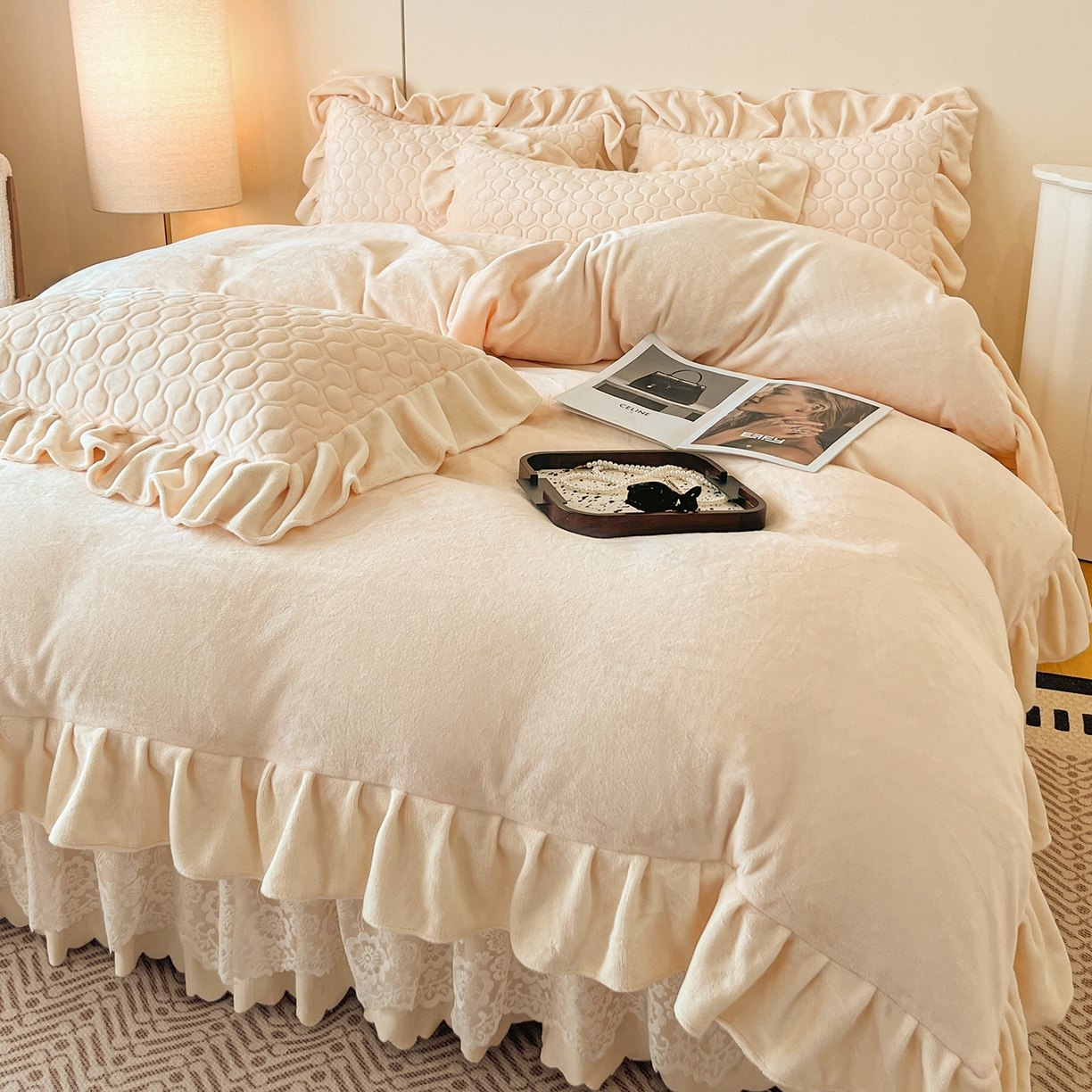 91家纺网 家纺一手货源 找家纺 民新家纺 2025新款牛奶绒花边床裙四件套 浪漫时光-浅米黄