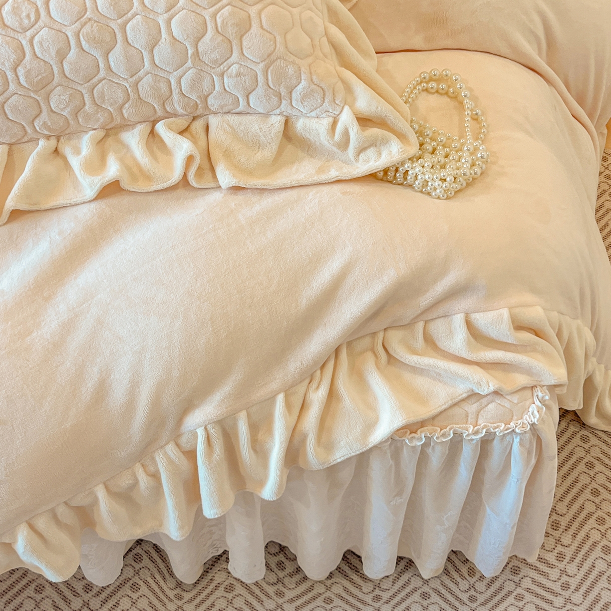 91家纺网 家纺一手货源 找家纺 民新家纺 2025新款牛奶绒花边床裙四件套 浪漫时光-浅米黄