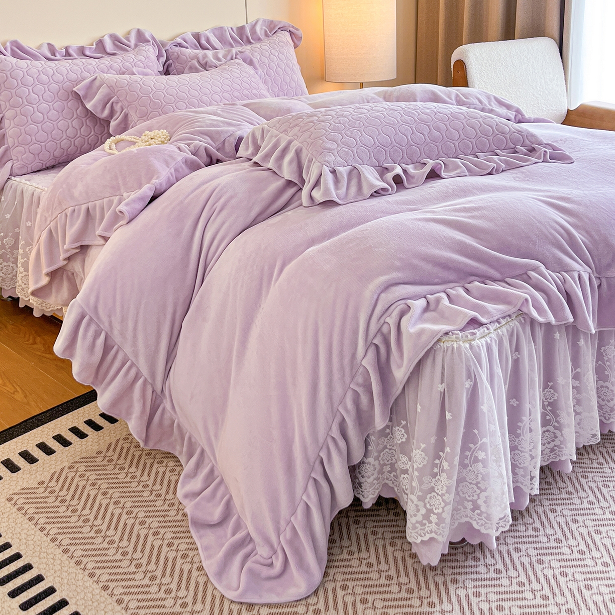 91家纺网 家纺一手货源 找家纺 民新家纺 2025新款牛奶绒花边床裙四件套 浪漫时光-浅紫