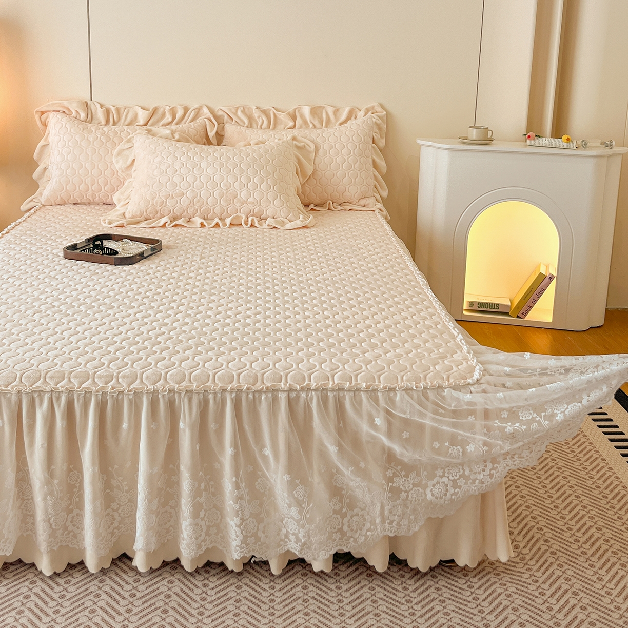 91家纺网 家纺一手货源 找家纺 民新家纺 2025新款牛奶绒花边床裙四件套 浪漫时光-浅米黄