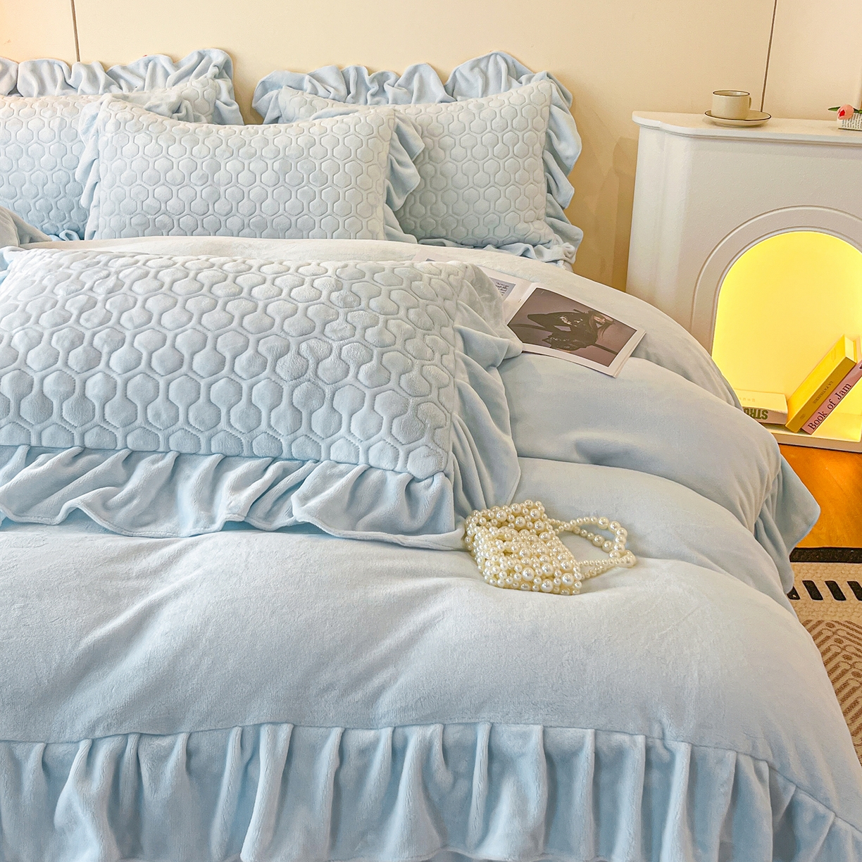 91家纺网 家纺一手货源 找家纺 民新家纺 2025新款牛奶绒花边床裙四件套 浪漫时光-浅蓝