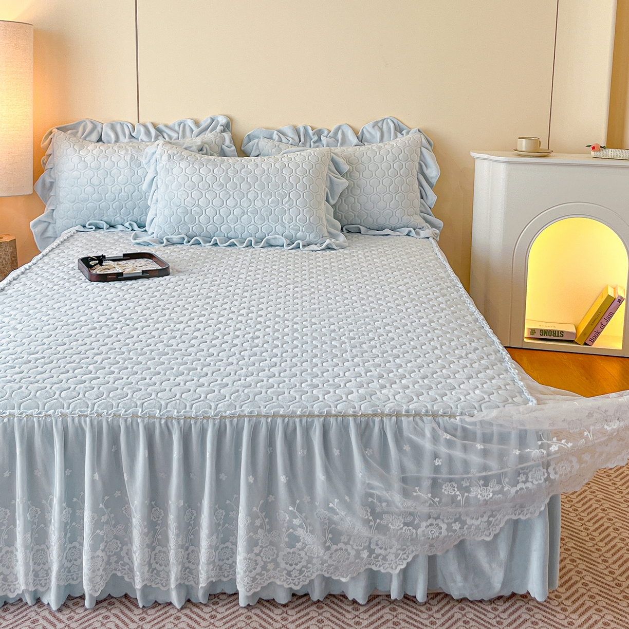 91家纺网 家纺一手货源 找家纺 民新家纺 2025新款牛奶绒花边床裙四件套 浪漫时光-浅蓝