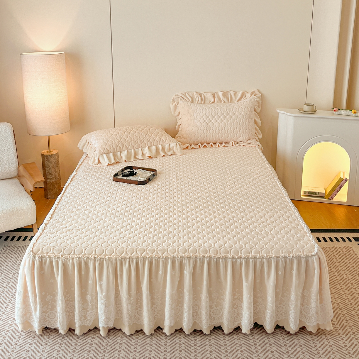 91家纺网 家纺一手货源 找家纺 民新家纺 2025新款牛奶绒花边床裙四件套 浪漫时光-浅米黄