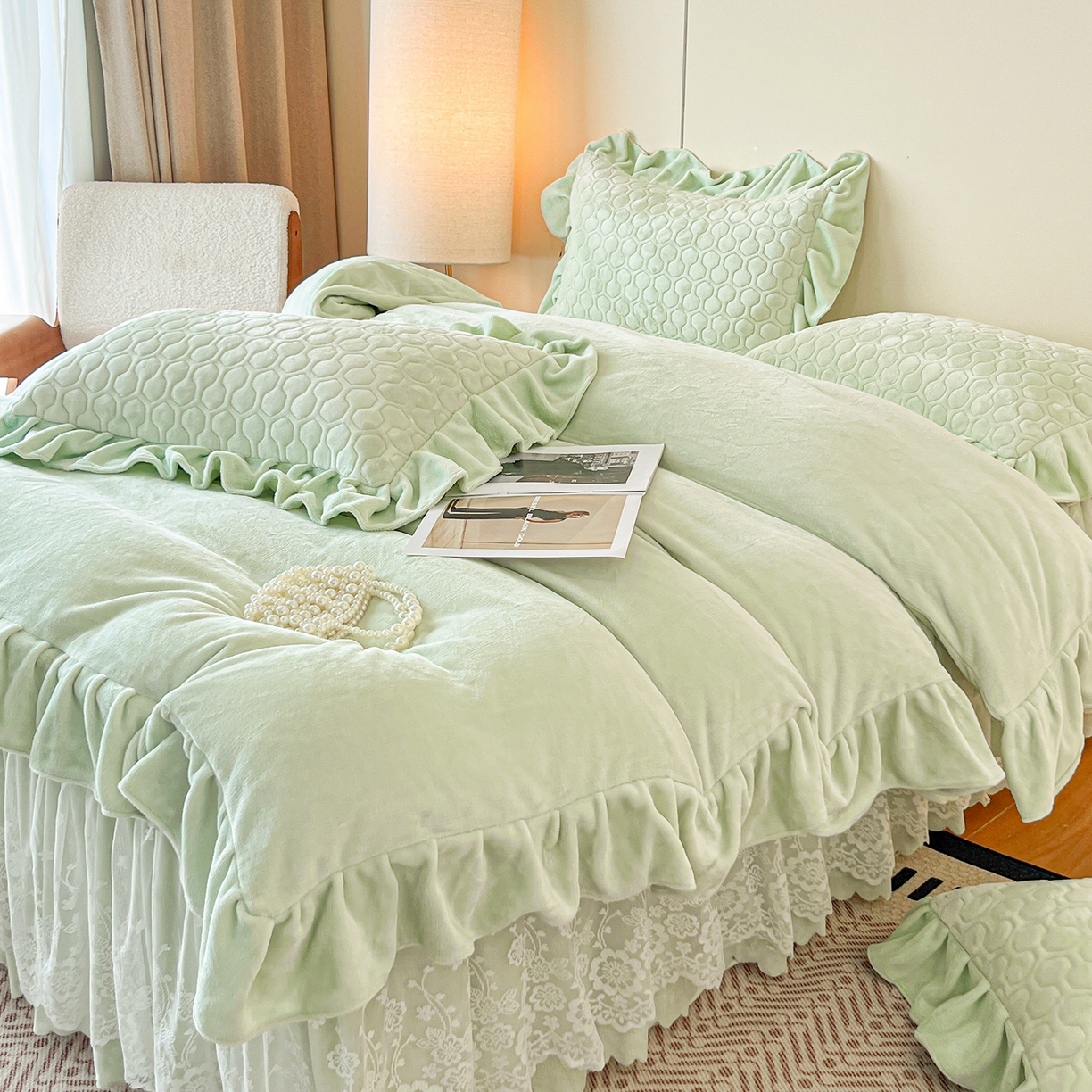 91家纺网 家纺一手货源 找家纺 民新家纺 2025新款牛奶绒花边床裙四件套 浪漫时光-浅绿