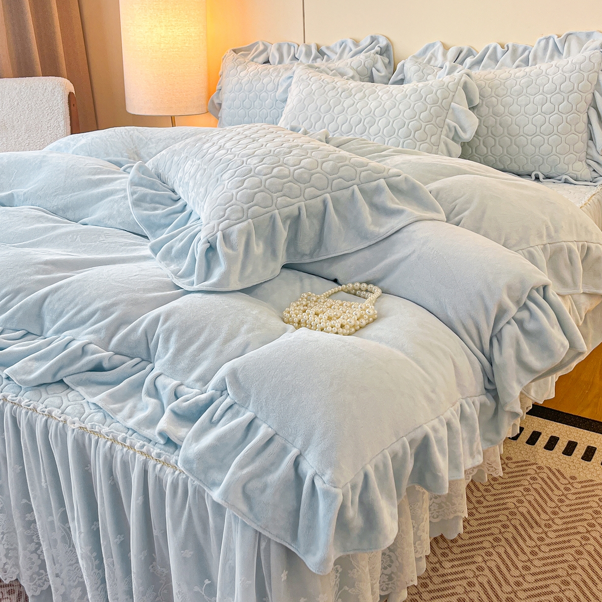 91家纺网 家纺一手货源 找家纺 民新家纺 2025新款牛奶绒花边床裙四件套 浪漫时光-浅蓝