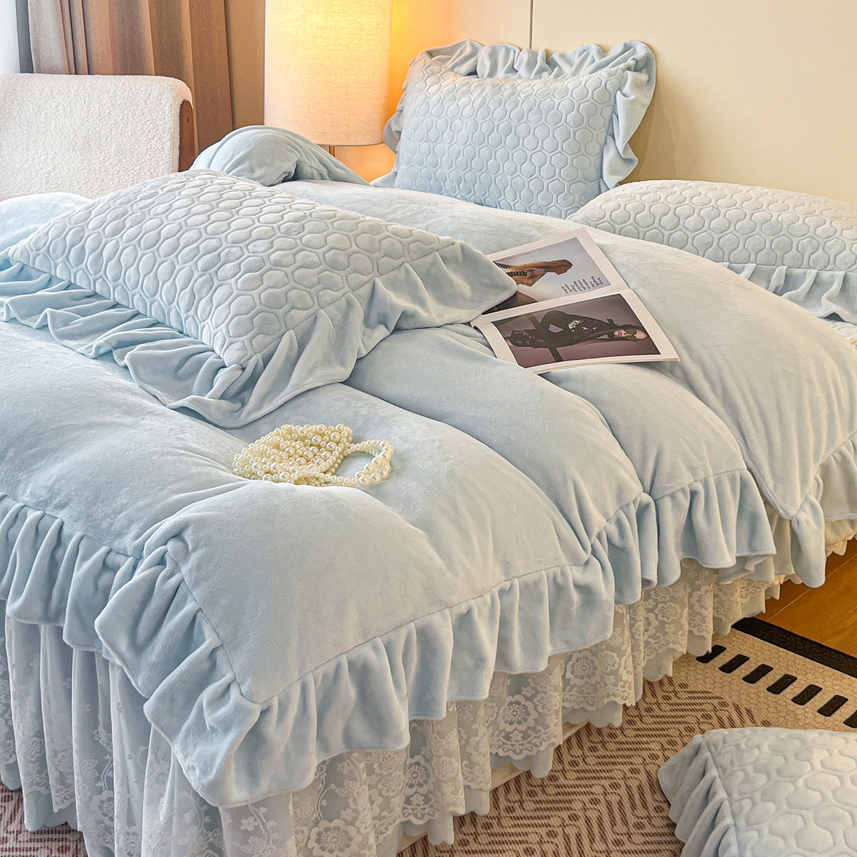 91家纺网 家纺一手货源 找家纺 民新家纺 2025新款牛奶绒花边床裙四件套 浪漫时光-浅蓝