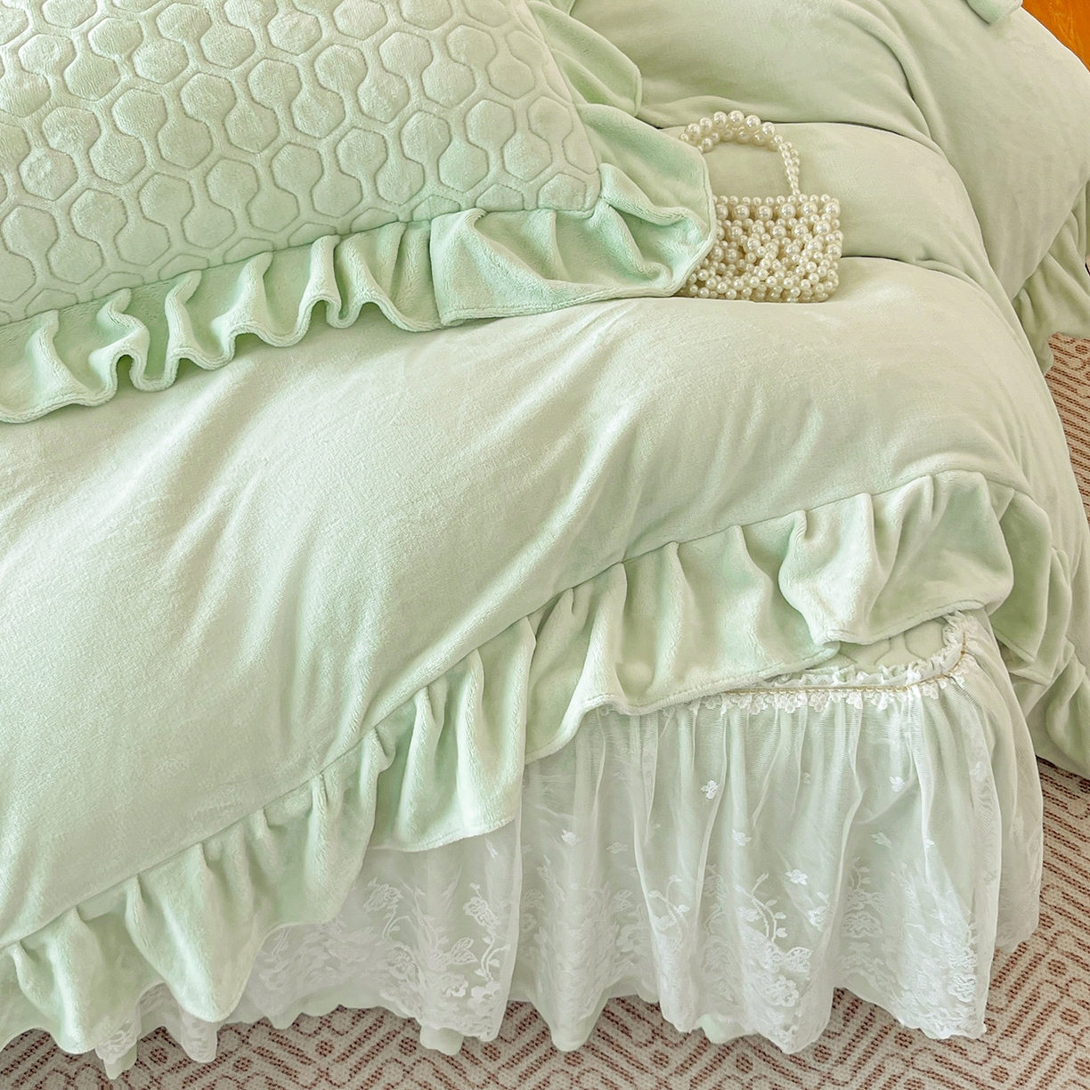91家纺网 家纺一手货源 找家纺 民新家纺 2025新款牛奶绒花边床裙四件套 浪漫时光-浅绿