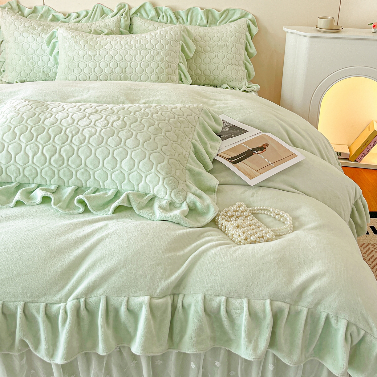 91家纺网 家纺一手货源 找家纺 民新家纺 2025新款牛奶绒花边床裙四件套 浪漫时光-浅绿