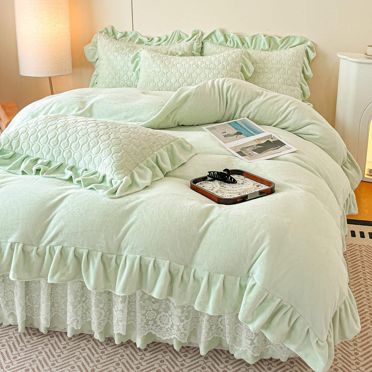 91家纺网 家纺一手货源 找家纺 民新家纺 2025新款牛奶绒花边床裙四件套 浪漫时光-浅绿