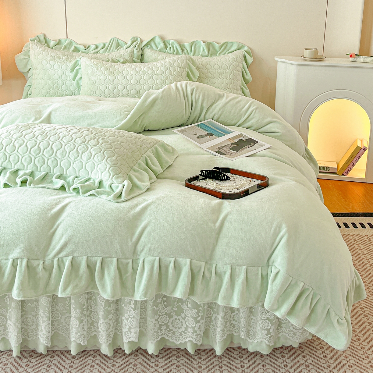 91家纺网 家纺一手货源 找家纺 民新家纺 2025新款牛奶绒花边床裙四件套 浪漫时光-浅绿