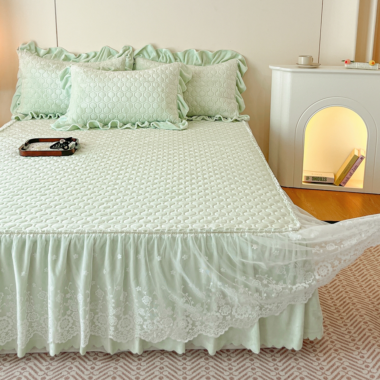 91家纺网 家纺一手货源 找家纺 民新家纺 2025新款牛奶绒花边床裙四件套 浪漫时光-浅绿